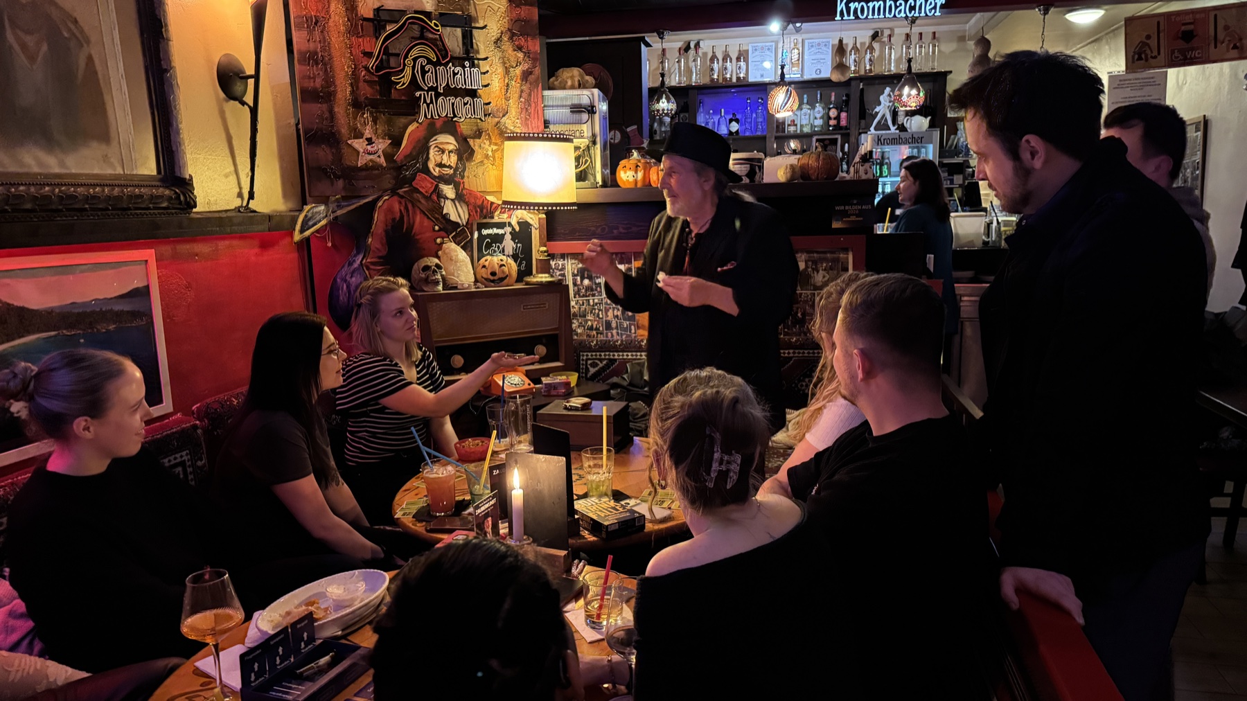 Alexander de Cova unterhält die Gäste in der Kürbiskern Zauberbar in Berlin Friedrichshain.